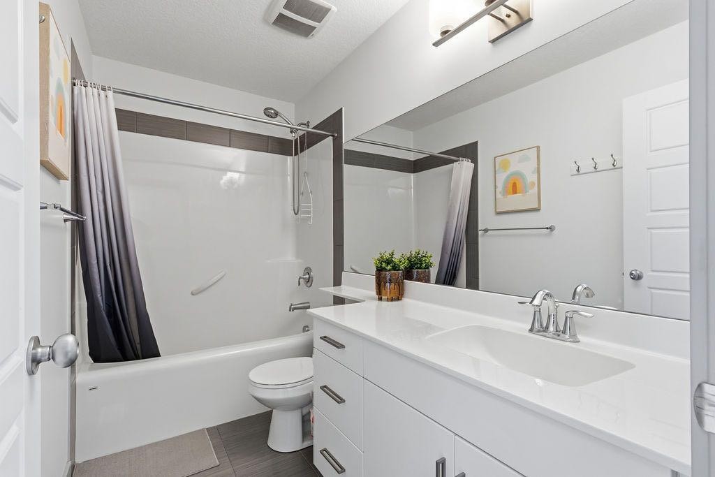 11 Evanscrest Way Nw, Calgary, AB - Indoor Photo Showing Bathroom