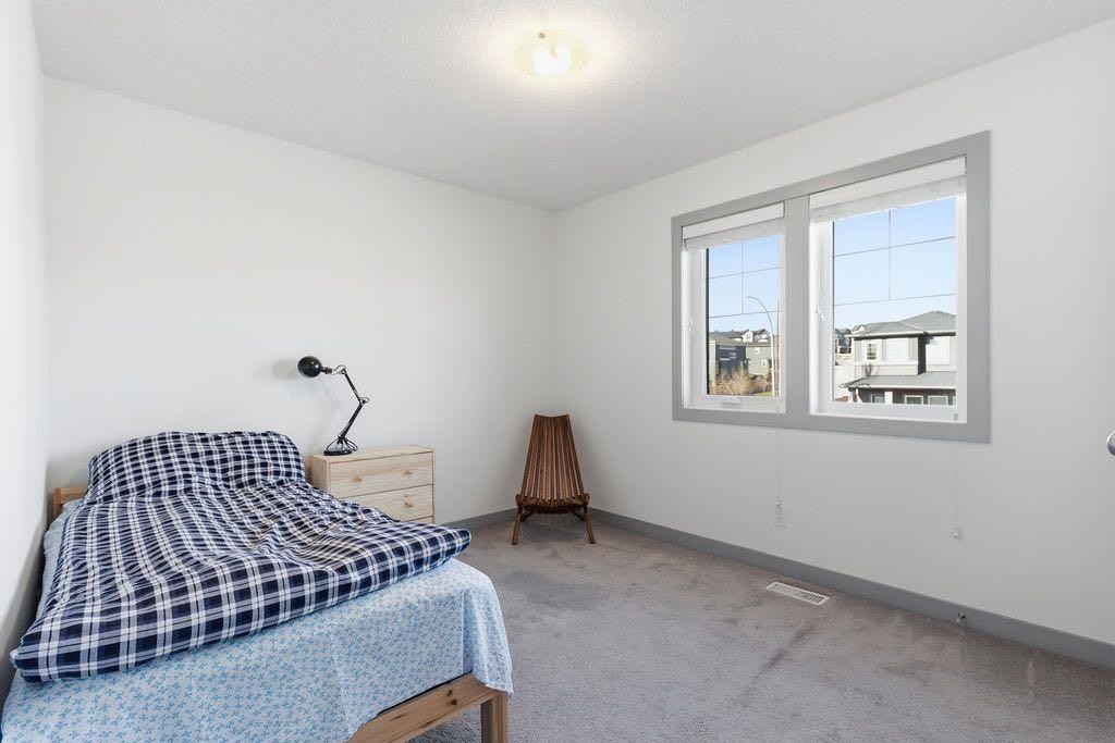 11 Evanscrest Way Nw, Calgary, AB - Indoor Photo Showing Bedroom