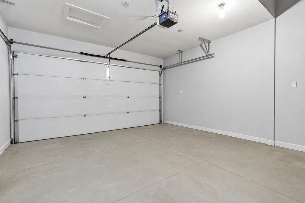 11 Evanscrest Way Nw, Calgary, AB - Indoor Photo Showing Garage