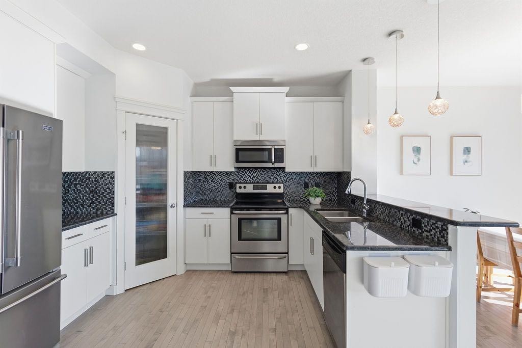 11 Evanscrest Way Nw, Calgary, AB - Indoor Photo Showing Kitchen With Stainless Steel Kitchen With Upgraded Kitchen