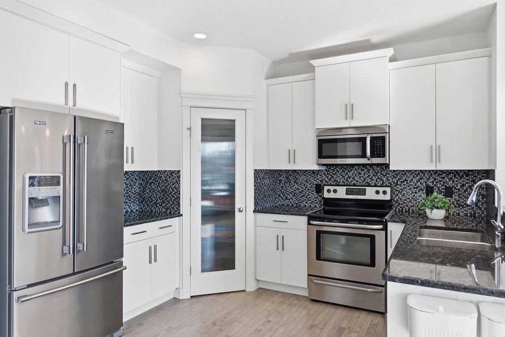 11 Evanscrest Way Nw, Calgary, AB - Indoor Photo Showing Kitchen With Stainless Steel Kitchen With Upgraded Kitchen