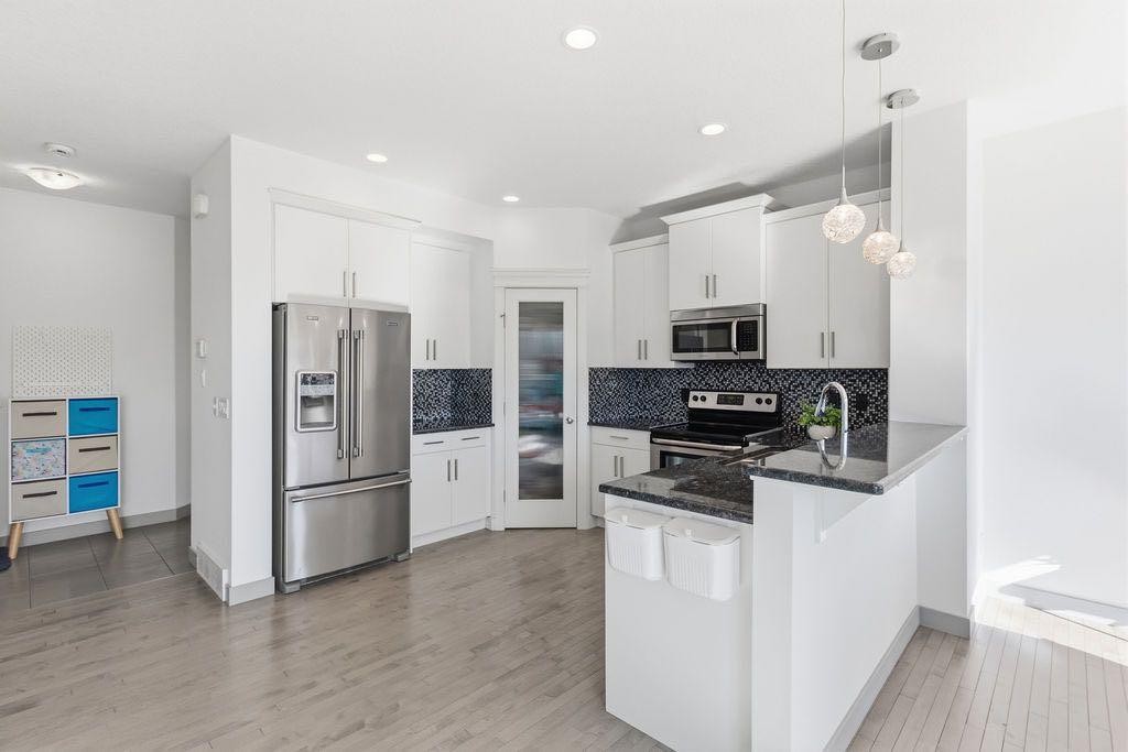 11 Evanscrest Way Nw, Calgary, AB - Indoor Photo Showing Kitchen With Stainless Steel Kitchen With Upgraded Kitchen