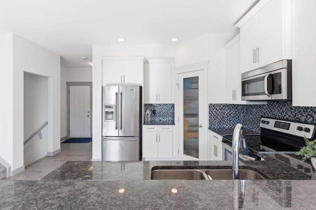 11 Evanscrest Way Nw, Calgary, AB - Indoor Photo Showing Kitchen With Stainless Steel Kitchen With Double Sink With Upgraded Kitchen
