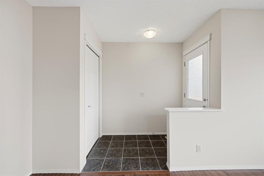 646 Everridge Drive Sw, Calgary, AB - Indoor Photo Showing Other Room