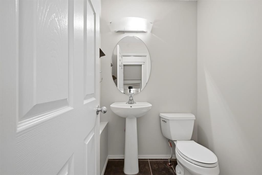646 Everridge Drive Sw, Calgary, AB - Indoor Photo Showing Bathroom