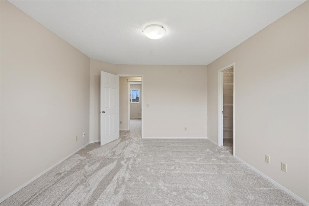646 Everridge Drive Sw, Calgary, AB - Indoor Photo Showing Other Room