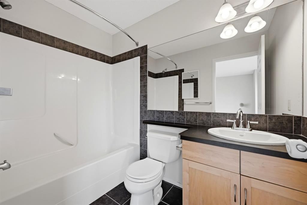 646 Everridge Drive Sw, Calgary, AB - Indoor Photo Showing Bathroom