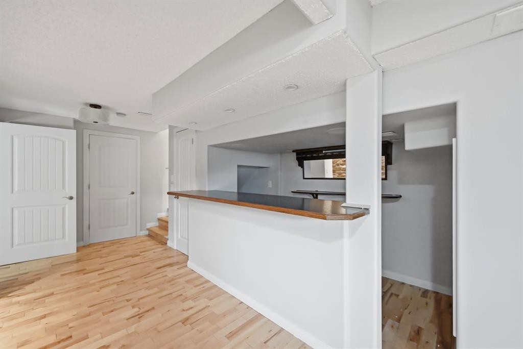 646 Everridge Drive Sw, Calgary, AB - Indoor Photo Showing Kitchen