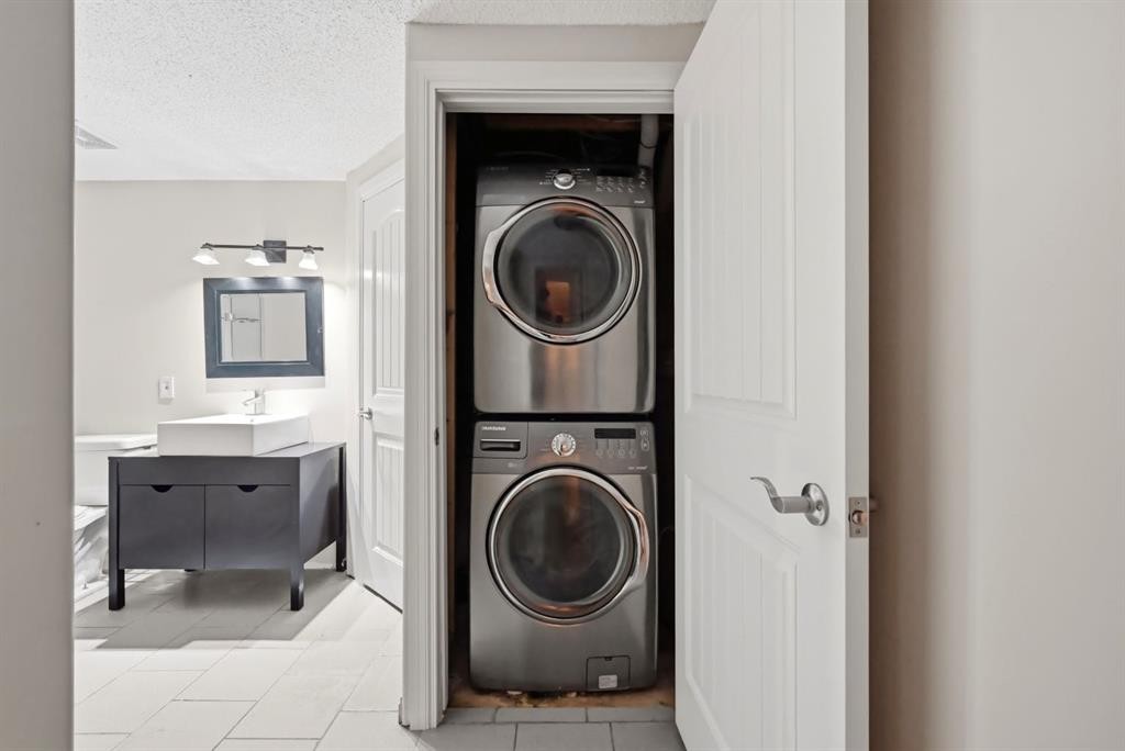 646 Everridge Drive Sw, Calgary, AB - Indoor Photo Showing Laundry Room