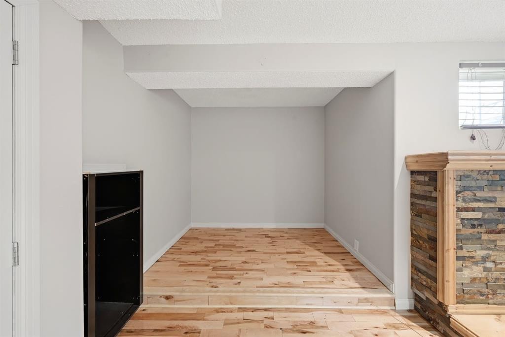 646 Everridge Drive Sw, Calgary, AB - Indoor Photo Showing Other Room