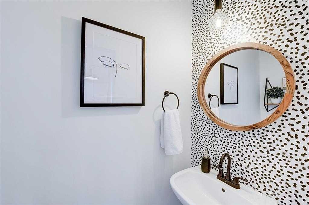12 Elgin Meadows View Se, Calgary, AB - Indoor Photo Showing Bathroom