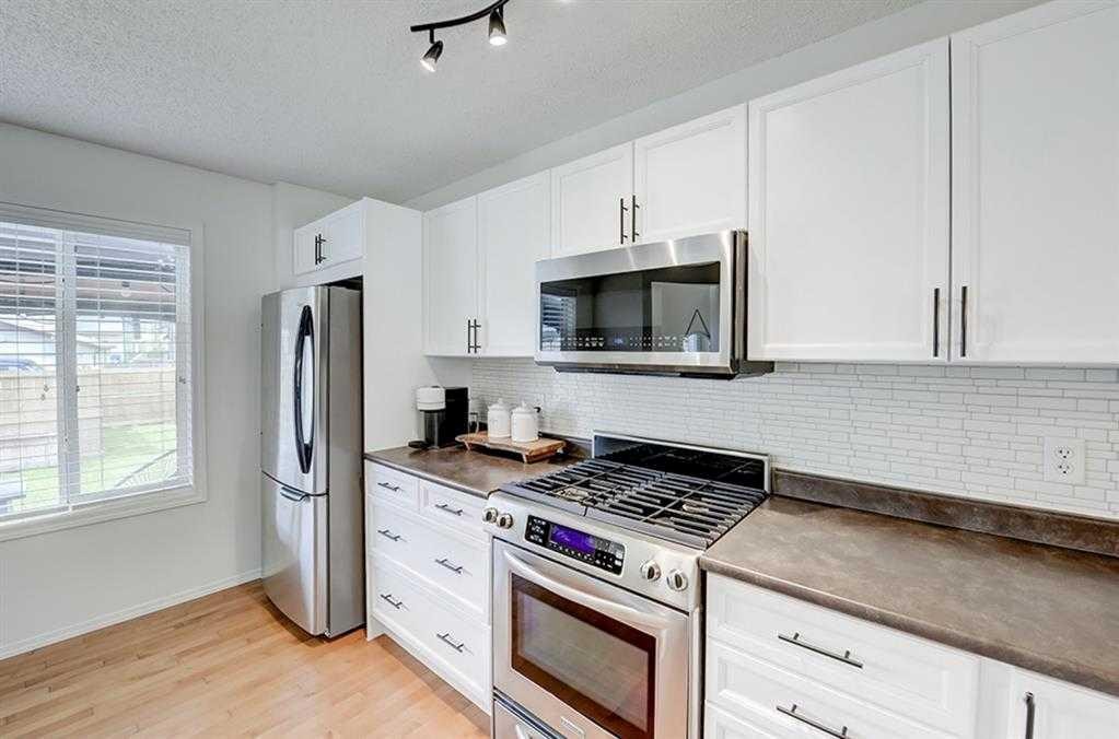12 Elgin Meadows View Se, Calgary, AB - Indoor Photo Showing Kitchen