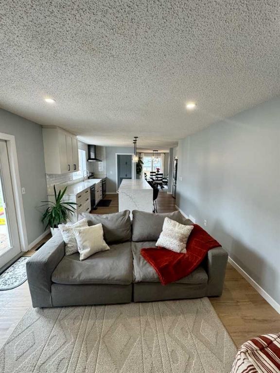 16 Woodfield Court Sw, Calgary, AB - Indoor Photo Showing Living Room
