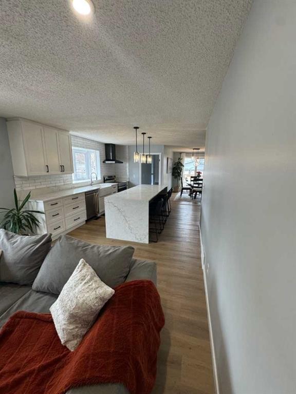 16 Woodfield Court Sw, Calgary, AB - Indoor Photo Showing Living Room