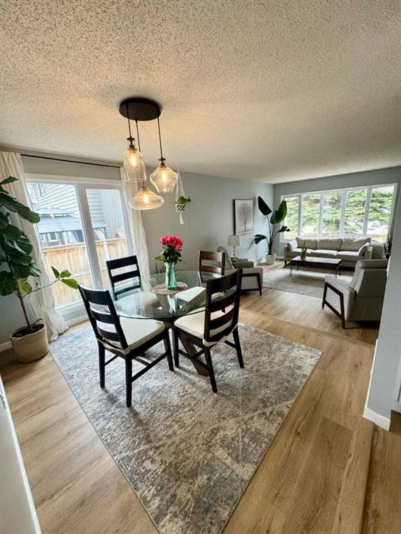 16 Woodfield Court Sw, Calgary, AB - Indoor Photo Showing Living Room