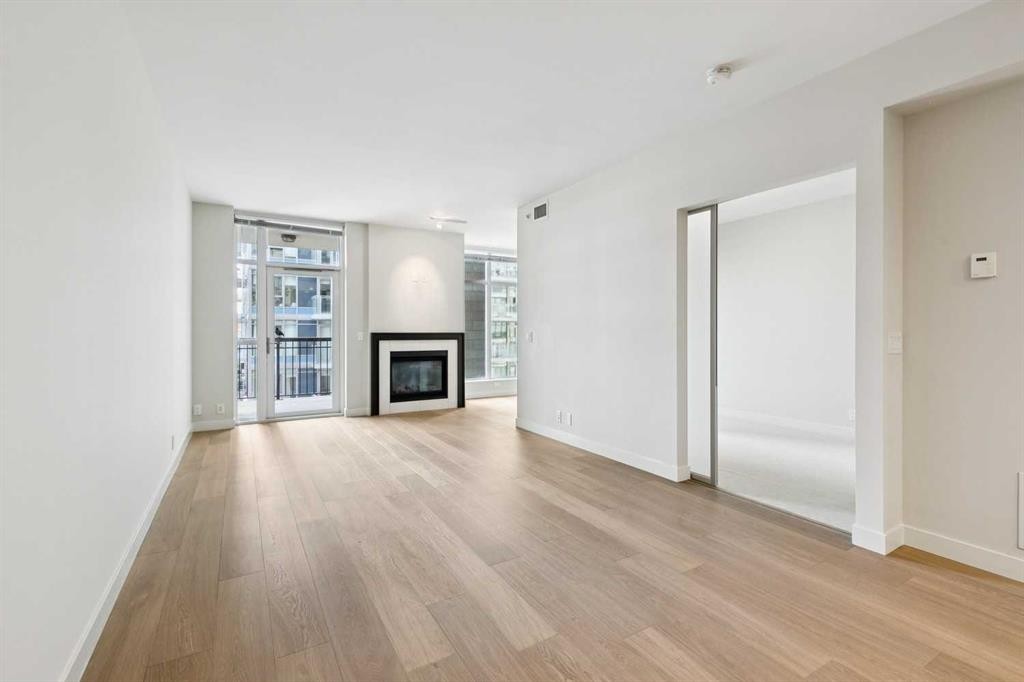 416-222 Riverfront Avenue Sw, Calgary, AB - Indoor Photo Showing Living Room With Fireplace
