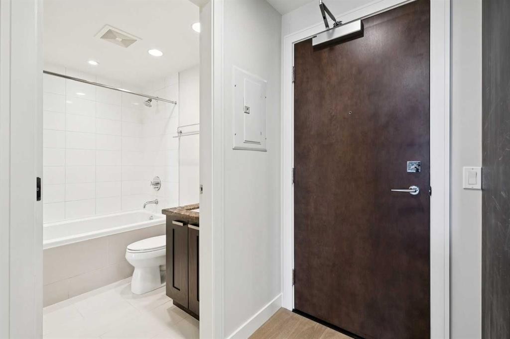 416-222 Riverfront Avenue Sw, Calgary, AB - Indoor Photo Showing Bathroom