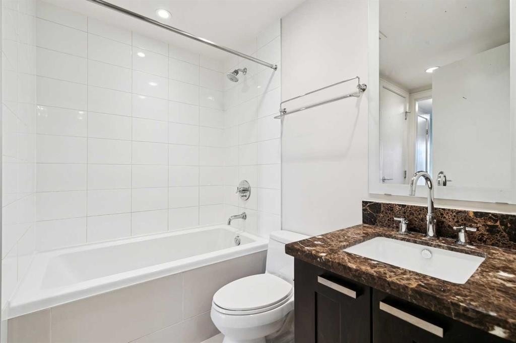 416-222 Riverfront Avenue Sw, Calgary, AB - Indoor Photo Showing Bathroom