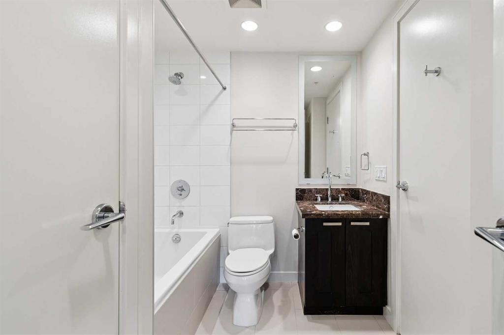 416-222 Riverfront Avenue Sw, Calgary, AB - Indoor Photo Showing Bathroom