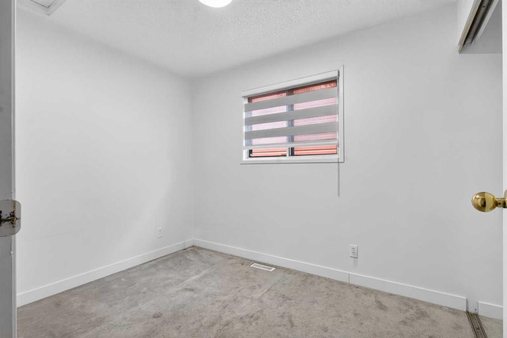 128 Castledale Crescent Ne, Calgary, AB - Indoor Photo Showing Other Room
