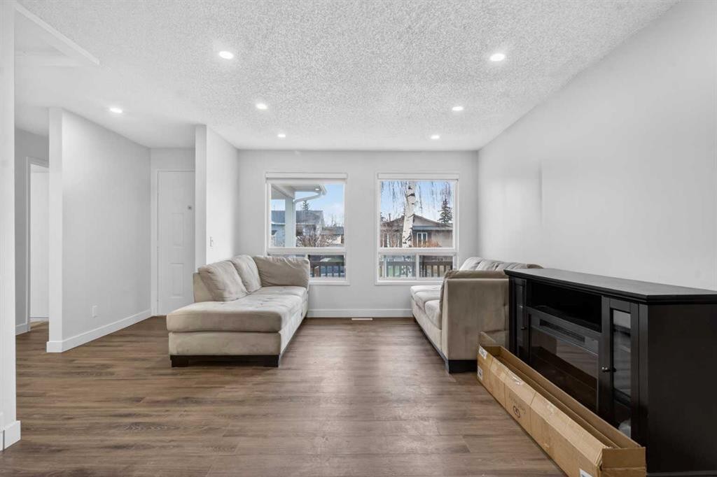 128 Castledale Crescent Ne, Calgary, AB - Indoor Photo Showing Living Room