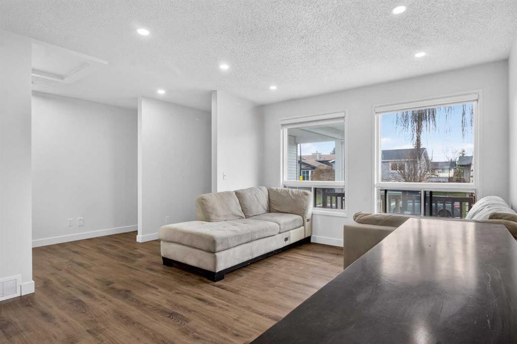 128 Castledale Crescent Ne, Calgary, AB - Indoor Photo Showing Living Room