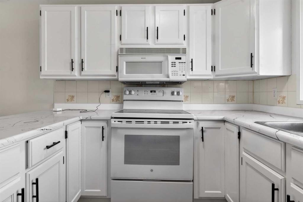 128 Castledale Crescent Ne, Calgary, AB - Indoor Photo Showing Kitchen