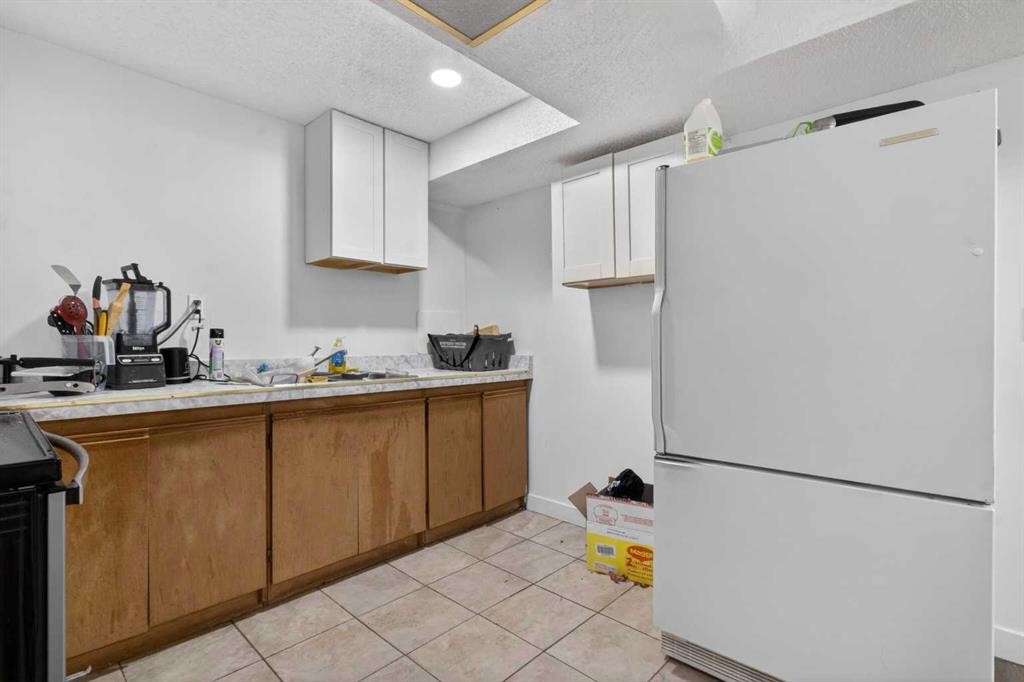 128 Castledale Crescent Ne, Calgary, AB - Indoor Photo Showing Kitchen
