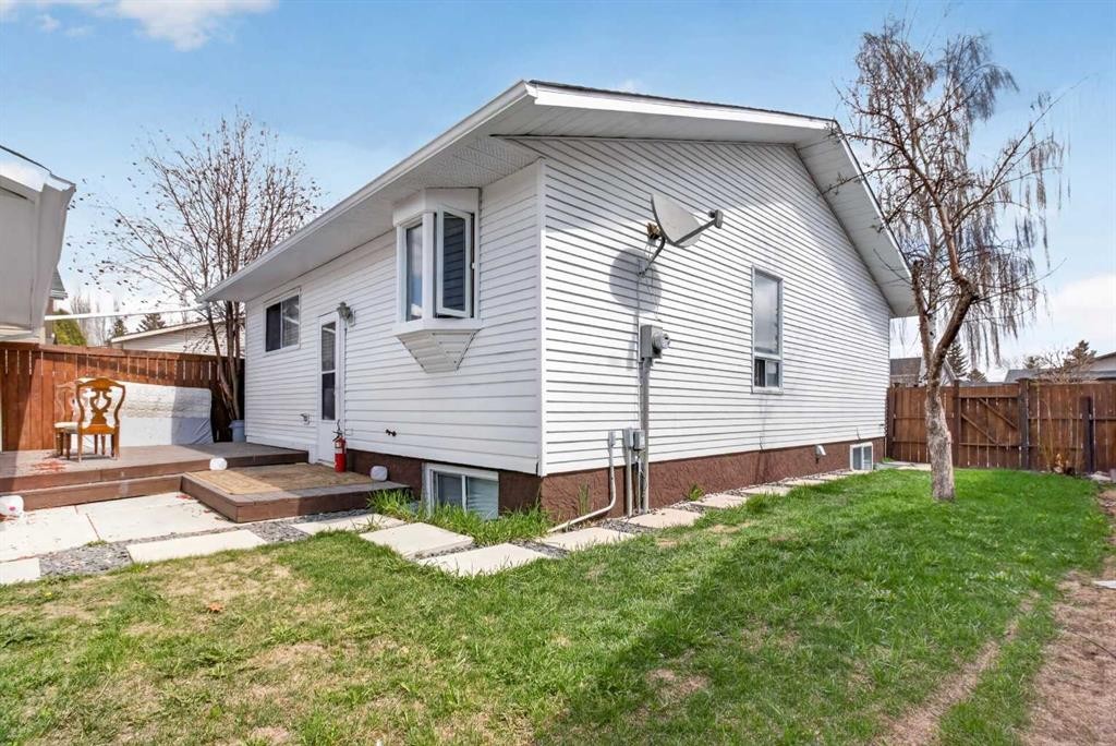 128 Castledale Crescent Ne, Calgary, AB - Outdoor