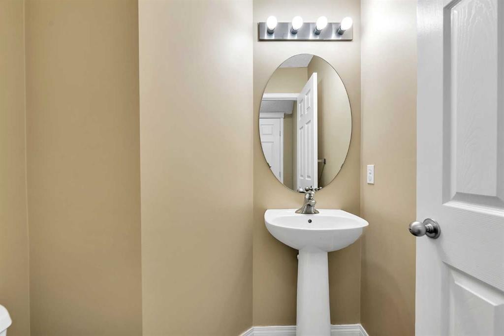247 Evermeadow Avenue Sw, Calgary, AB - Indoor Photo Showing Bathroom