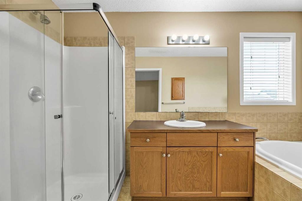 247 Evermeadow Avenue Sw, Calgary, AB - Indoor Photo Showing Bathroom