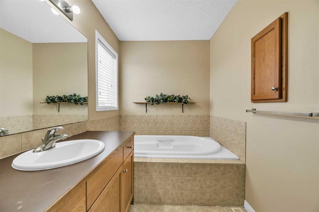 247 Evermeadow Avenue Sw, Calgary, AB - Indoor Photo Showing Bathroom