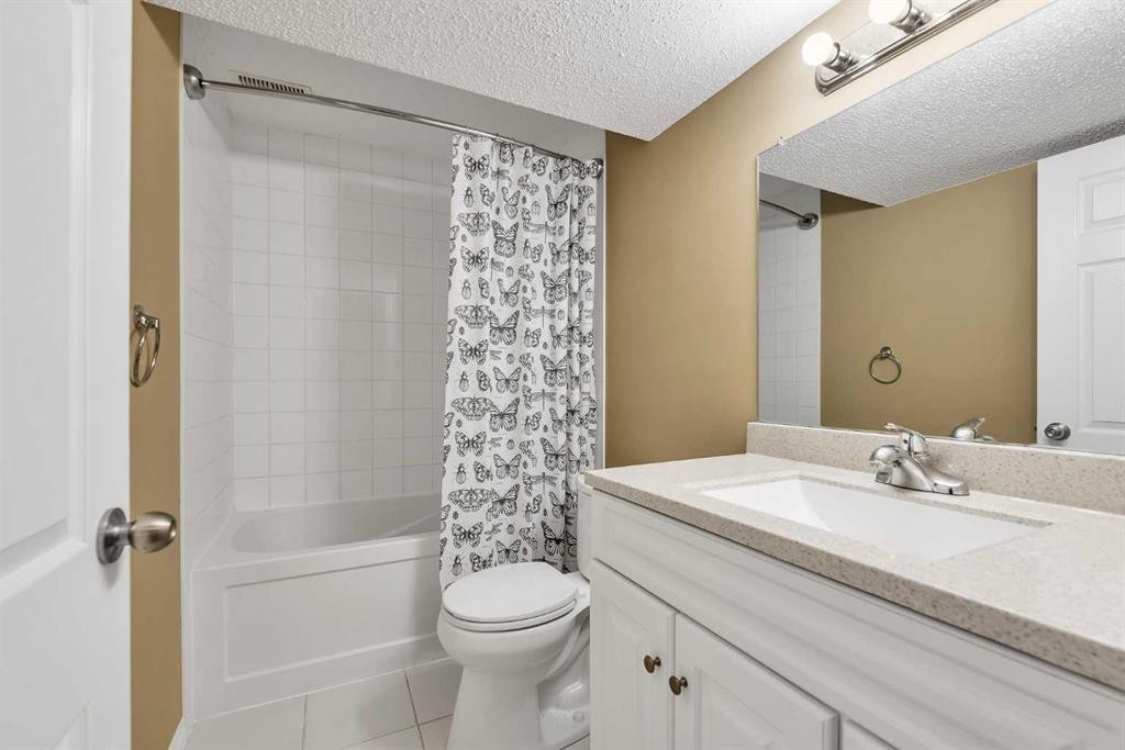 247 Evermeadow Avenue Sw, Calgary, AB - Indoor Photo Showing Bathroom