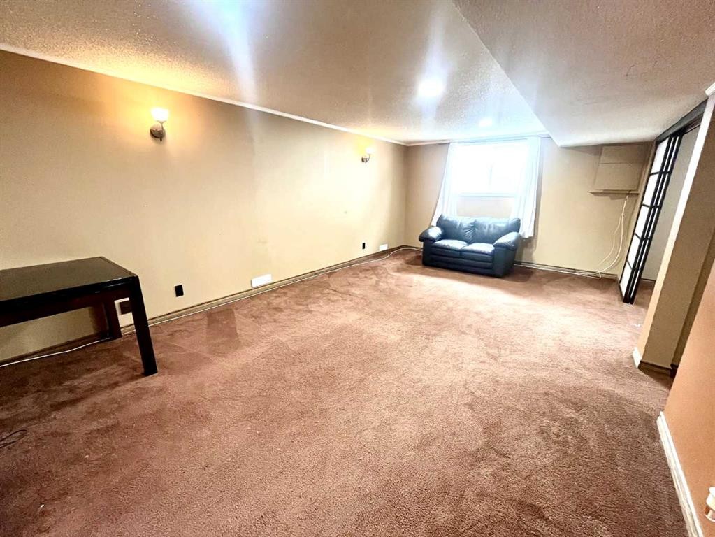 5104 Marshall Road Ne, Calgary, AB - Indoor Photo Showing Other Room