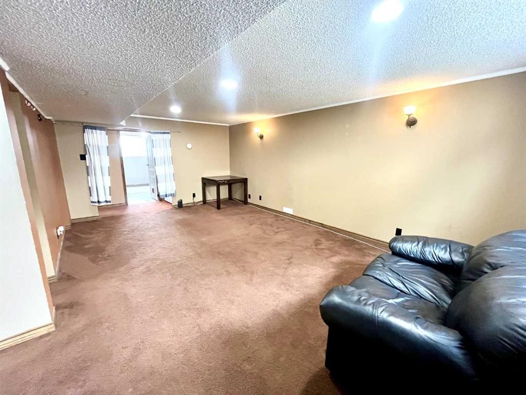 5104 Marshall Road Ne, Calgary, AB - Indoor Photo Showing Other Room