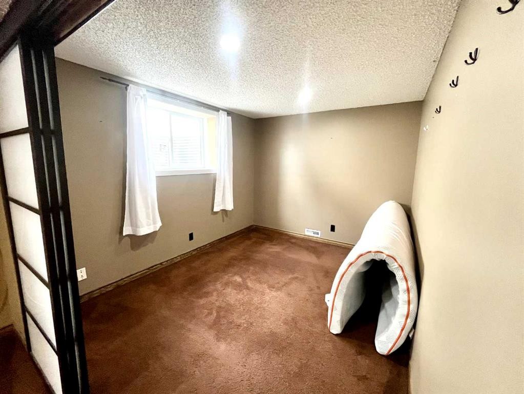 5104 Marshall Road Ne, Calgary, AB - Indoor Photo Showing Other Room