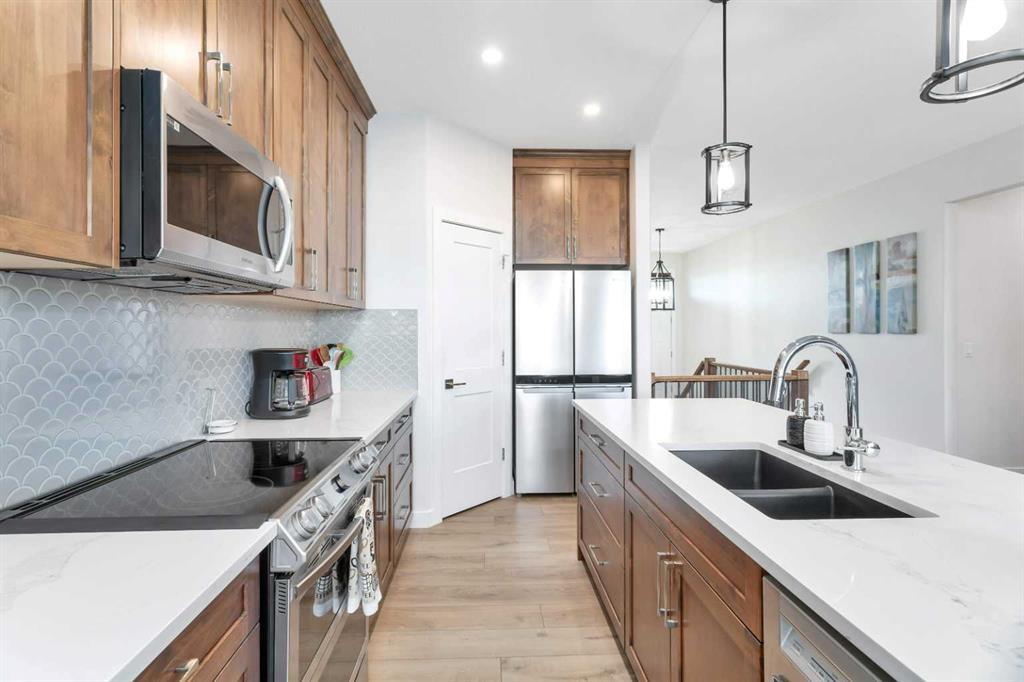11 Vireo Avenue, Olds, AB - Indoor Photo Showing Kitchen With Stainless Steel Kitchen With Double Sink With Upgraded Kitchen