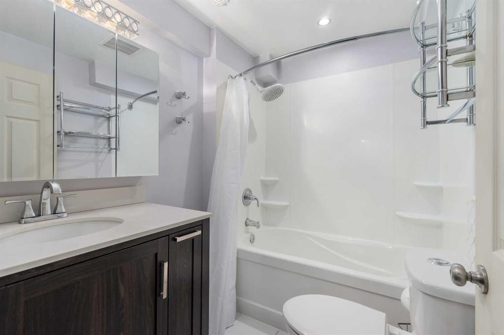 630 69 Avenue Sw, Calgary, AB - Indoor Photo Showing Bathroom