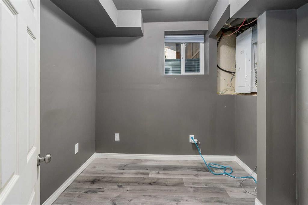630 69 Avenue Sw, Calgary, AB - Indoor Photo Showing Other Room