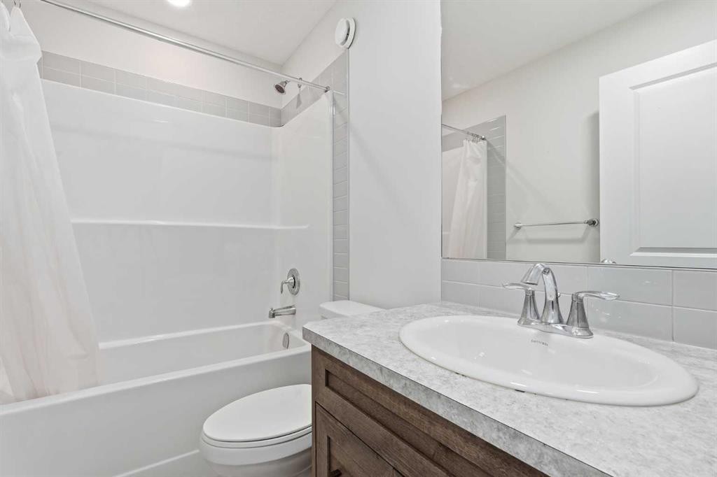 1612 Rangeview Drive Se, Calgary, AB - Indoor Photo Showing Bathroom