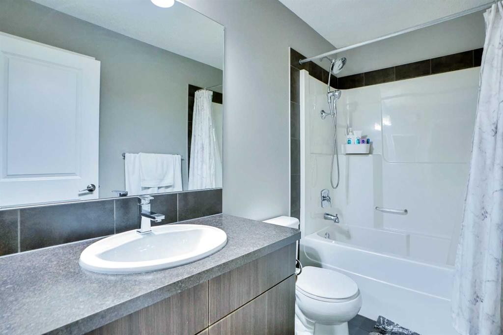 100 Redstone Parade Ne, Calgary, AB - Indoor Photo Showing Bathroom