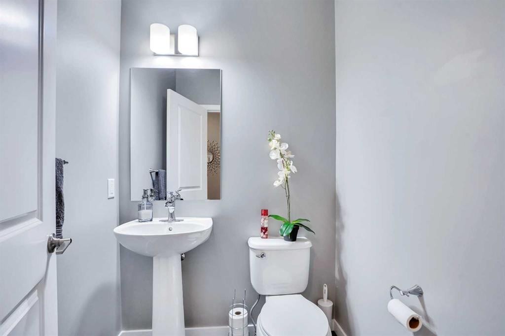100 Redstone Parade Ne, Calgary, AB - Indoor Photo Showing Bathroom
