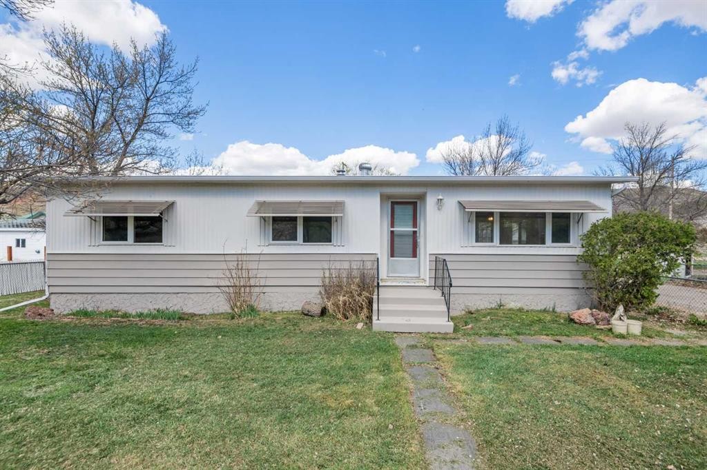 416 2 Avenue, Drumheller, AB - Outdoor With Facade