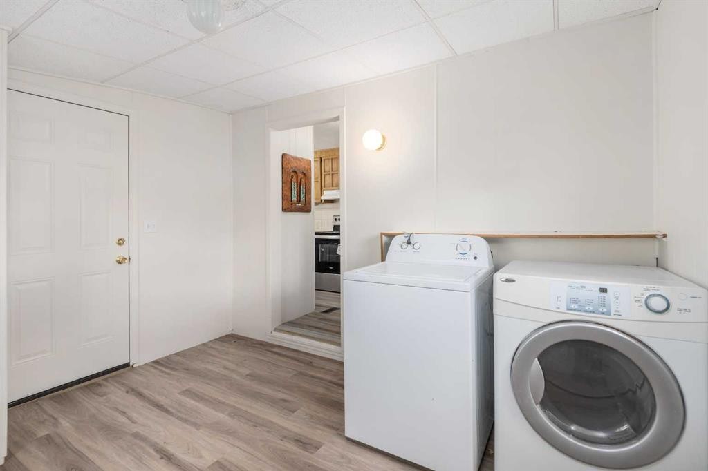 416 2 Avenue, Drumheller, AB - Indoor Photo Showing Laundry Room