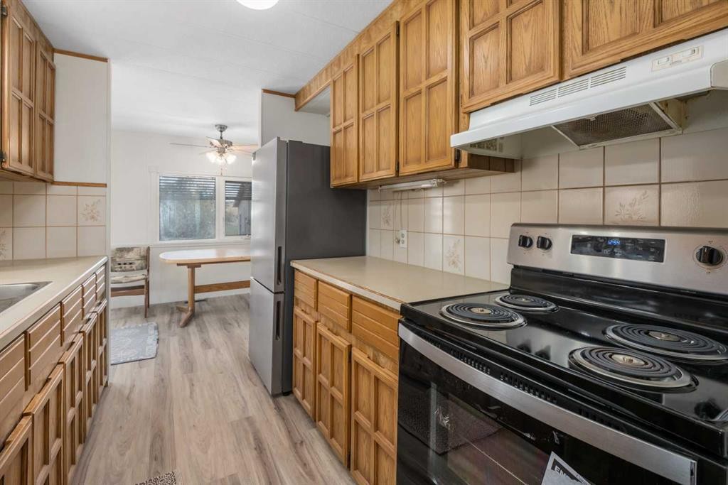 416 2 Avenue, Drumheller, AB - Indoor Photo Showing Kitchen