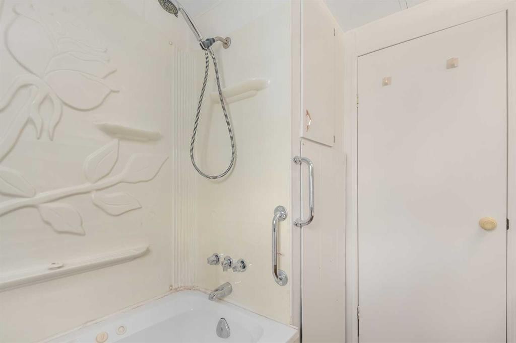 416 2 Avenue, Drumheller, AB - Indoor Photo Showing Bathroom