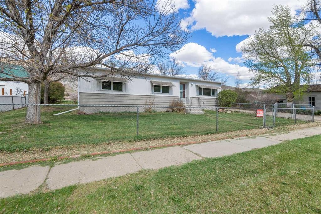 416 2 Avenue, Drumheller, AB - Outdoor