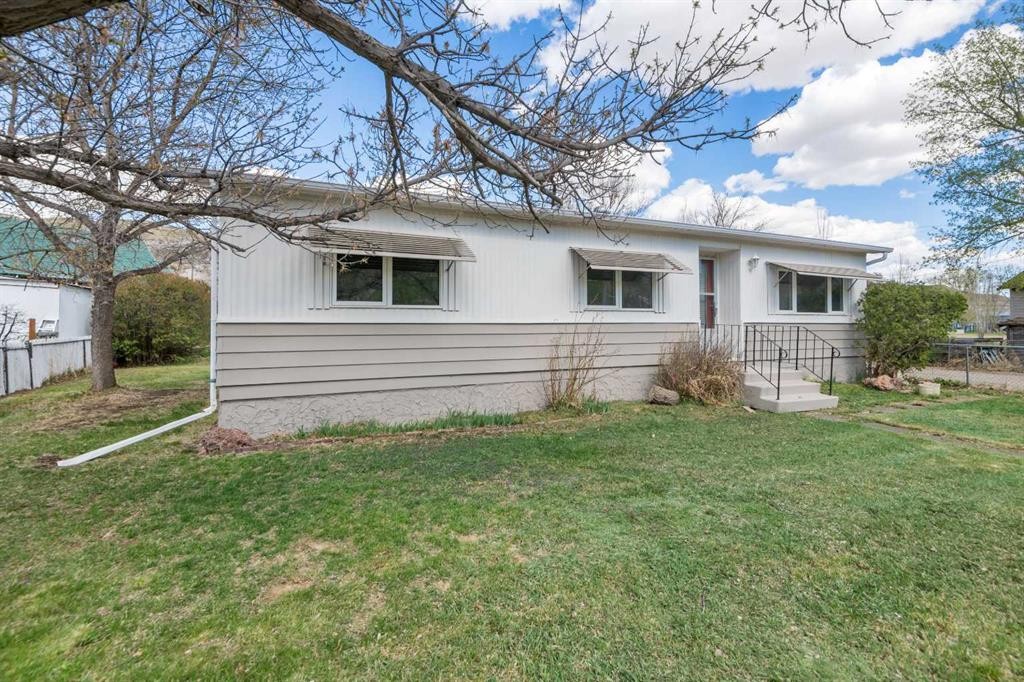 416 2 Avenue, Drumheller, AB - Outdoor