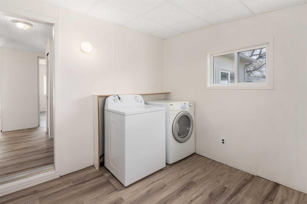 416 2 Avenue, Drumheller, AB - Indoor Photo Showing Laundry Room