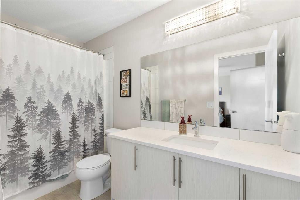 5 D'Arcy Boulevard, Okotoks, AB - Indoor Photo Showing Bathroom